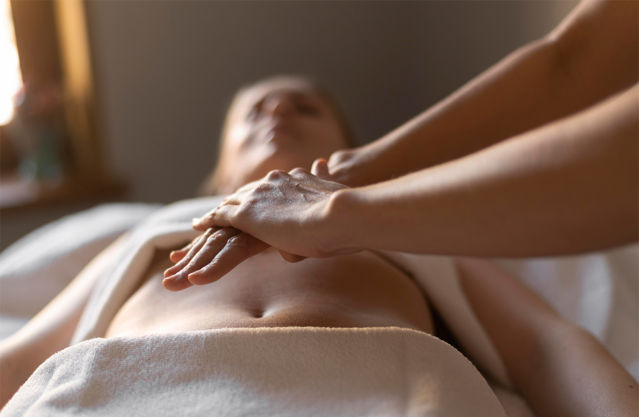 Liệu trình massage yoni trị liệu giúp giải tỏa căng thẳng và cân bằng nội tiết tố nữ